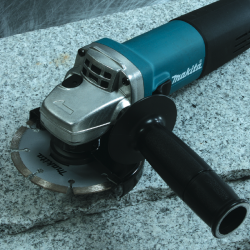 Makita 9556HNG Angle Grinder 100mm – 720W Compact Grinder
