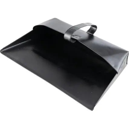 Cotswold COT9074670K, metal dustpan in black color, image of facing left Diagonal