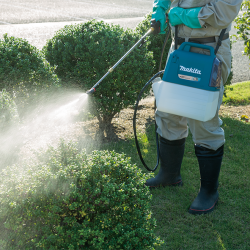 Makita DUS054Z 18V Cordless Garden Sprayer for Efficient Spraying