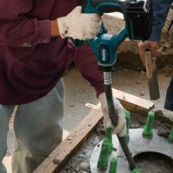 Makita DVR450Z 18V Cordless Concrete Vibrator for Efficient Compaction