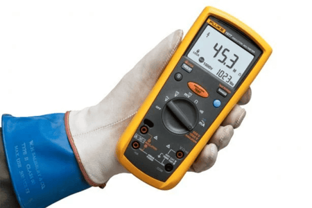 Fluke 1577 Insulation Multimeter shown in hand during live voltage measurement – ergonomic usage