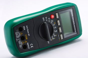 SATA 03015/03017 digital multimeter, auto-range, CAT III 1000V safety. Measures voltage, current, resistance, frequency; 03017 adds temp test.