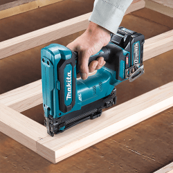 Makita ST002GZ 40V Cordless Stapler – High Power & Precision