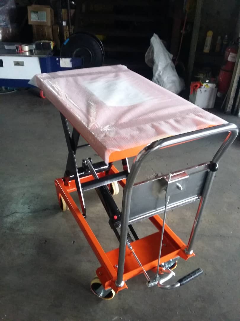 TF50 500kg single scissor table lifter with hydraulic foot pump. Heavy duty construction, 280–900mm lift height. Ideal portable workstation solution.